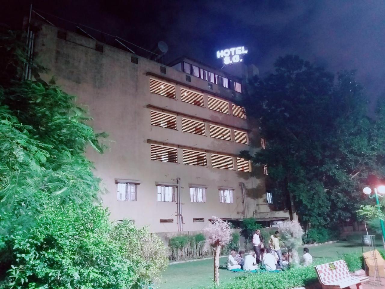 Oyo 26999 Hotel Sg Ahmedabad Exterior photo