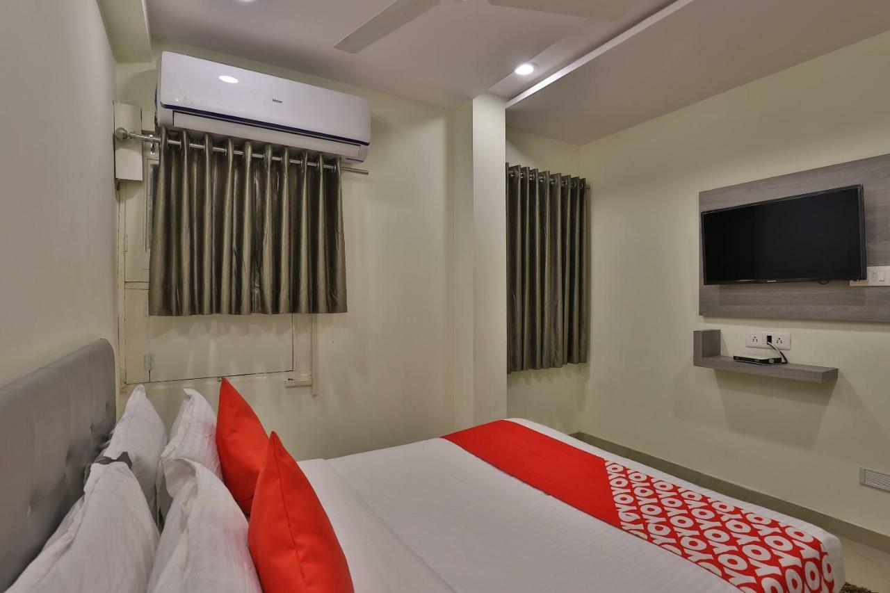 Oyo 26999 Hotel Sg Ahmedabad Exterior photo